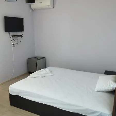 Гостьовий будинок Alfa With Parking