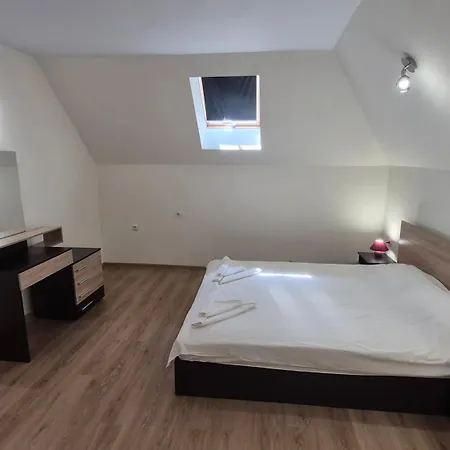 Гостьовий будинок Alfa With Parking 3*