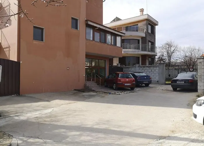 Konukevi Alfa With Parking 3*