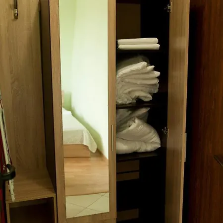 Alfa With Parking Къща за гости