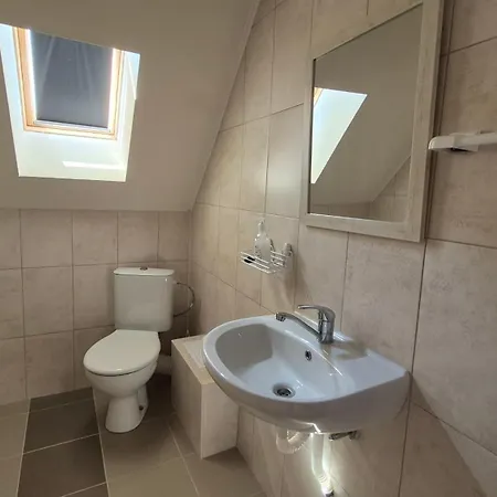 Alfa With Parking Къща за гости