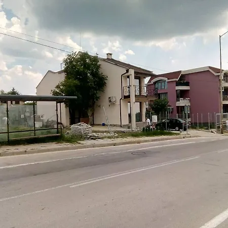 Alfa With Parking Къща за гости