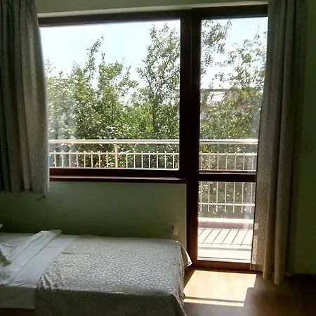 Alfa With Parking Къща за гости