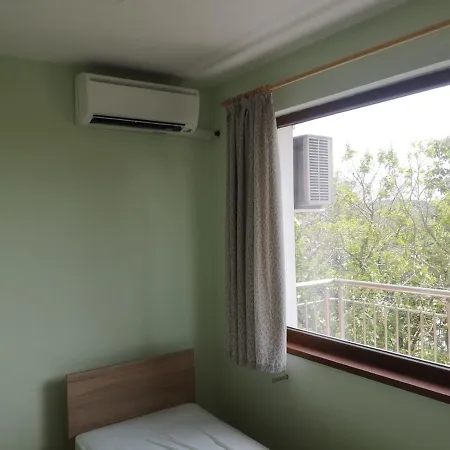 Къща за гости Alfa With Parking