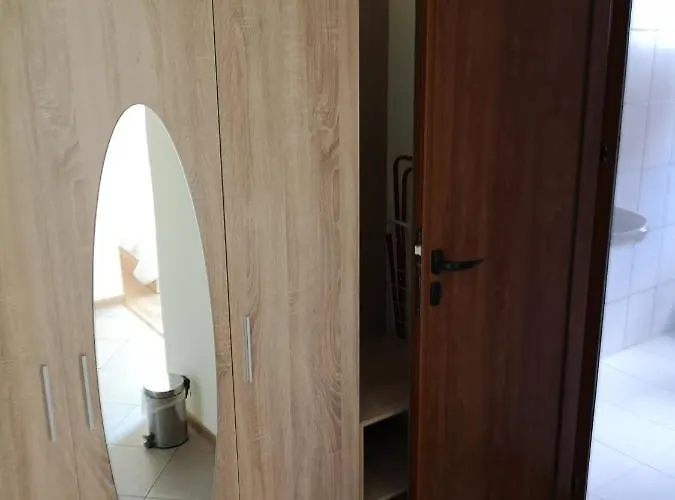 Alfa With Parking 招待所 3*